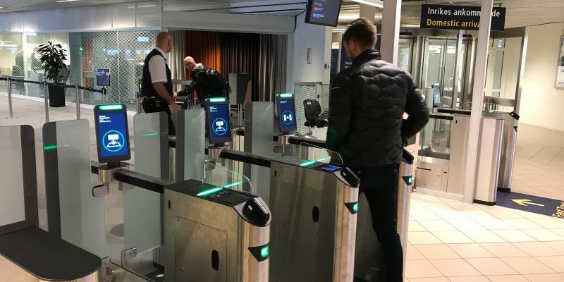Resenär passerar inpasseringsgrindar Resenär passerar inpasseringsgrindar