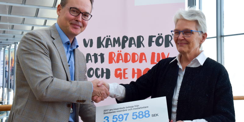 Swedavias vd Jonas Abrahamsson överlämnar checken på 3,6 miljoner kronor till Svenska Röda Korsets ordförande Margareta Wahlström. Swedavias vd Jonas Abrahamsson överlämnar checken på 3,6 miljoner kronor till Svenska Röda Korsets ordförande Margareta Wahlström.