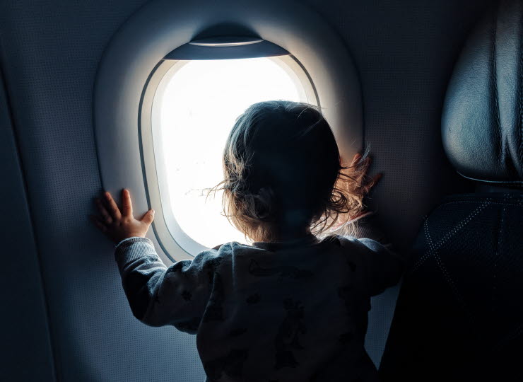 Miljö Barn som tittar ut genom flygplasfönster