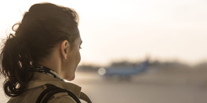 En kvinna som tittar ut på ett flygplan En kvinna som tittar ut på ett flygplan