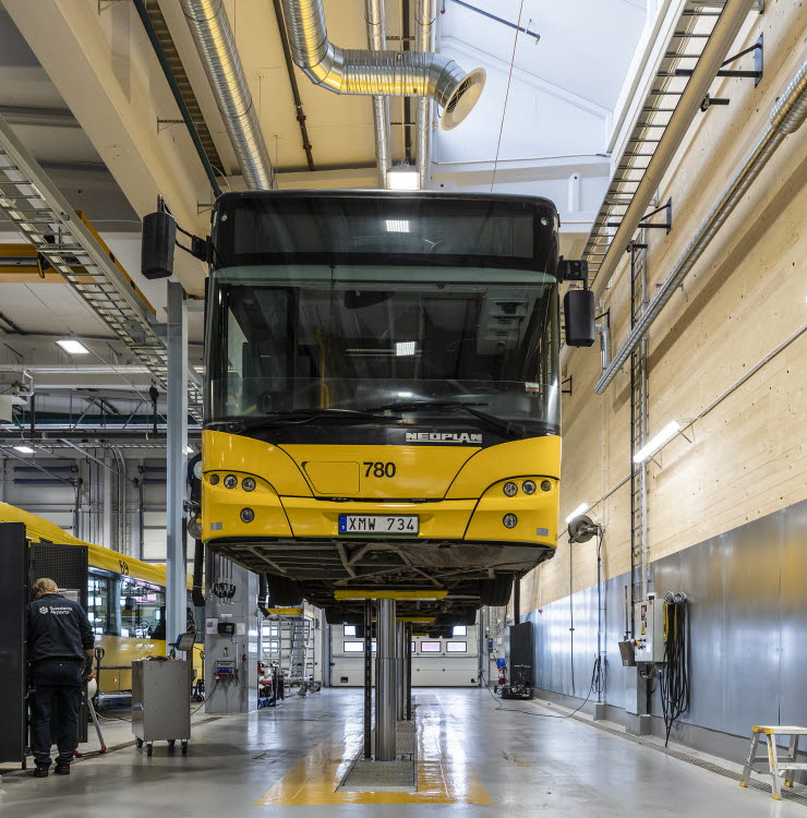 En gul buss inne i det nya driftområdet En gul buss