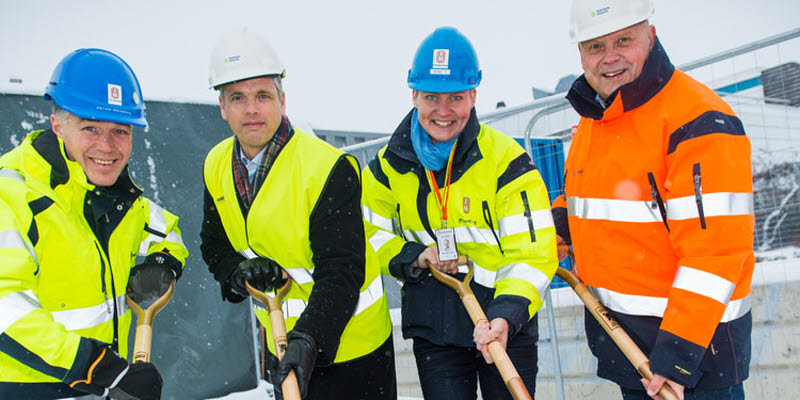 Fyra män i varseljackor håller i varsin spade Fyra män i varseljackor håller i varsin spade