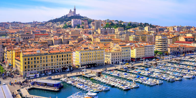 Den gamla hamnen Vieux och basilikan Notre Dame de la Garde i det historiska centrum av Marseille, Frankrike Den gamla hamnen Vieux och basilikan Notre Dame de la Garde i det historiska centrum av Marseille, Frankrike